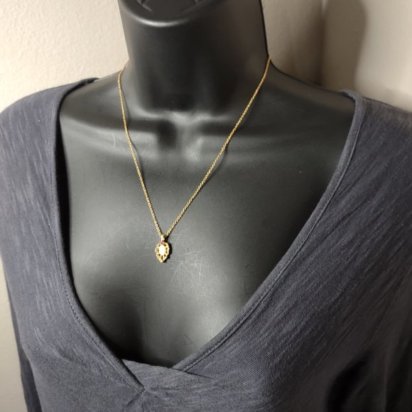 Vintage Small Leaf Shaped Pendant Necklace 18.5 Inches Long - Picture 13 of 15